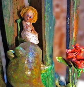 Tummelisa uppvaktad av paddan